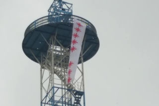 Katowice: Na wieży spadochronowej zawisł baner ***** ***. To jedno z haseł Strajku Kobiet [FOTO]