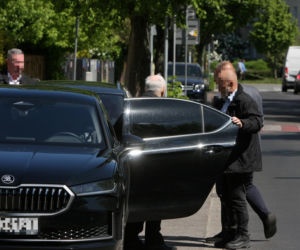 Jarosław Kaczyński na cmentarzu nie był sam. Pewna kobieta nie odstępowała go na krok