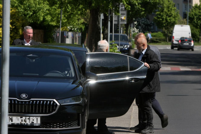 Jarosław Kaczyński na cmentarzu nie był sam. Pewna kobieta nie odstępowała go na krok