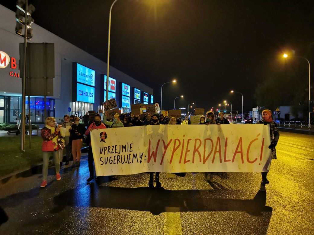 "Spacer zaniepokojonych obecną sytuacją". Strajk Kobiet w Kaliszu. 
