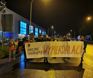Spacer zaniepokojonych obecną sytuacją. Strajk Kobiet w Kaliszu. 