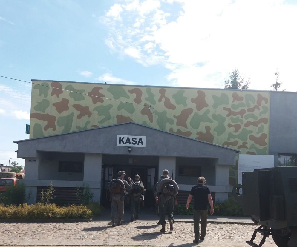 Zwiedzający bunkry w oryginalnych unifarmach