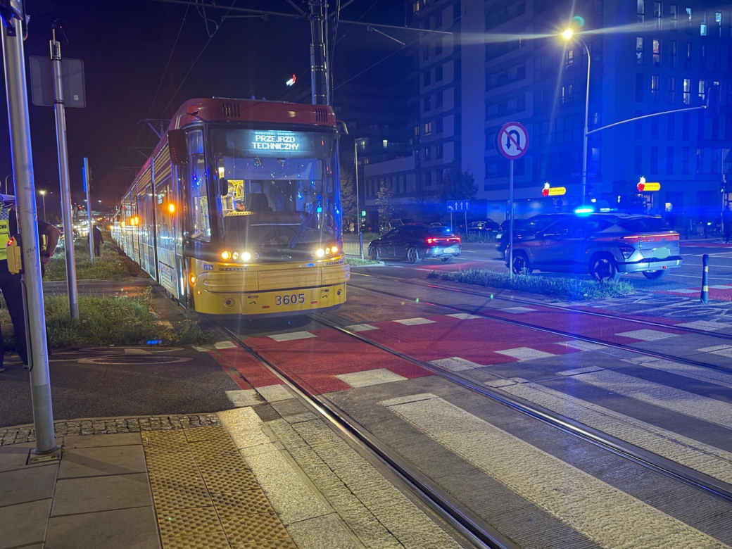 Kobieta wpadła pod Tramwaj w Warszawie. Jest w ciężkim stanie
