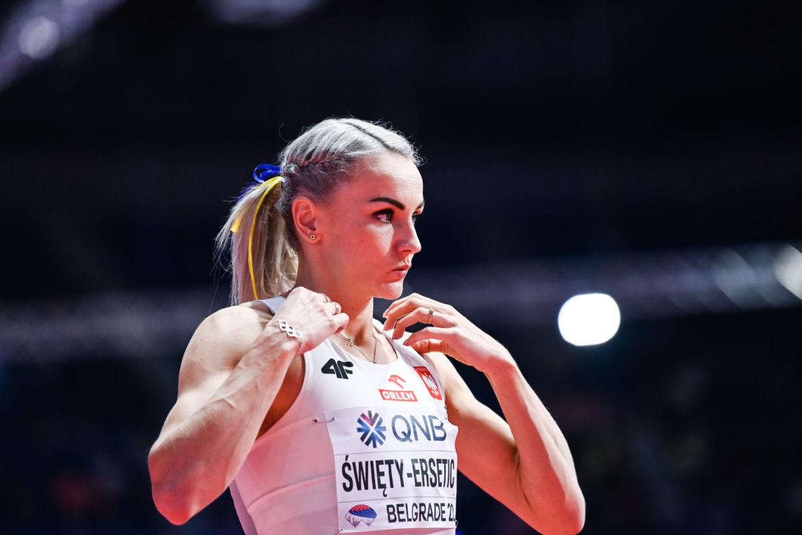 Justyna Święty-Ersetic ze wstążką w barwach Ukrainy