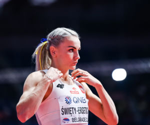 Justyna Święty-Ersetic ze wstążką w barwach Ukrainy