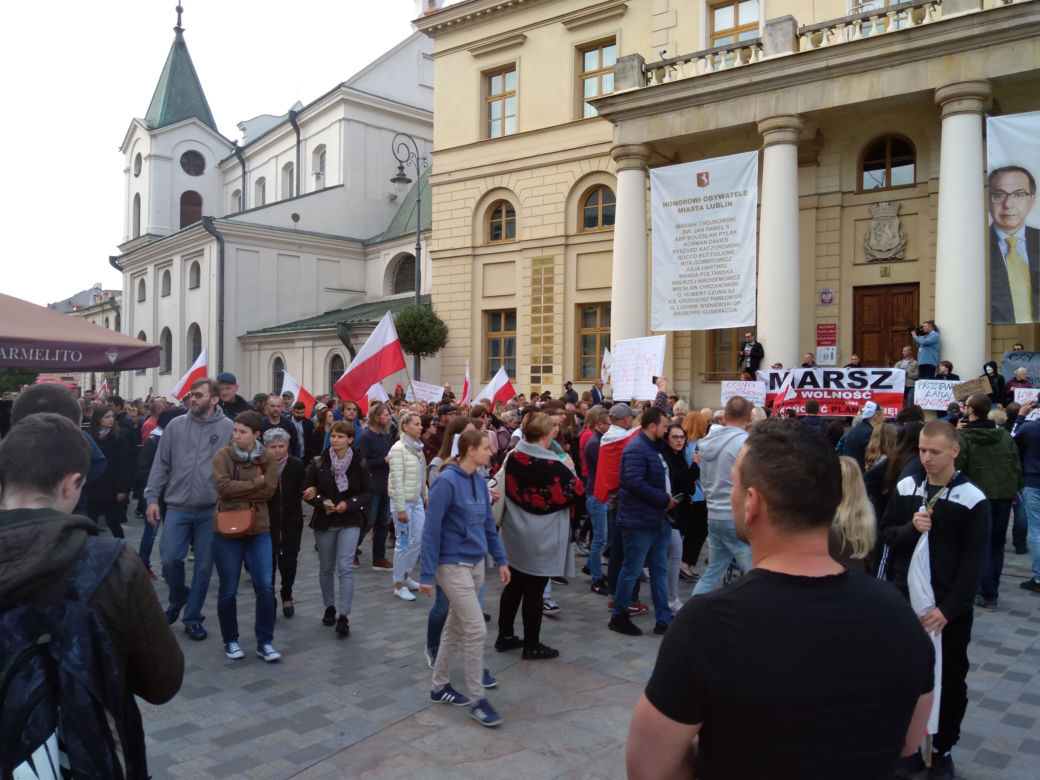 Maseczkom powiedzieli NIE! W Lublinie protestowali ci, dla których koronawirus to wymysł władzy.