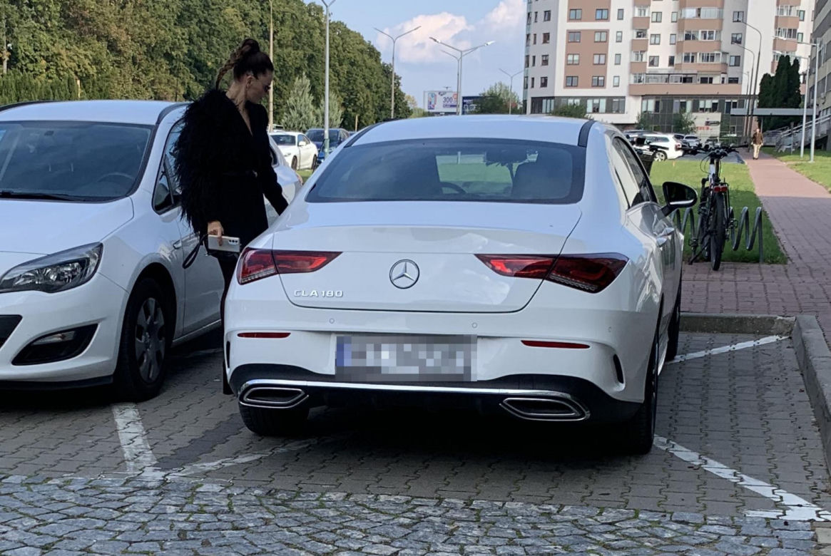 Natasza Urbańska zadaje szyku przy białym mercedesie