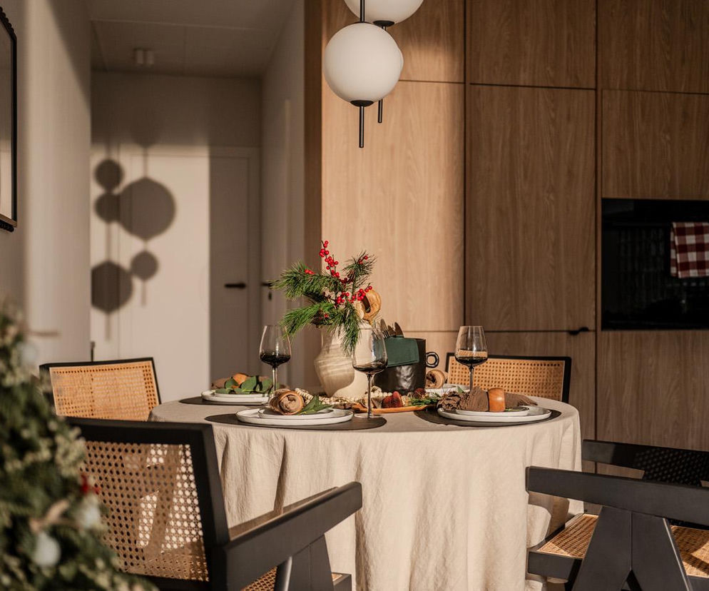 Projektantka tak świątecznie ozdobiła dom bez grama kiczu! Zobacz jej mieszkanie w stylu japandi