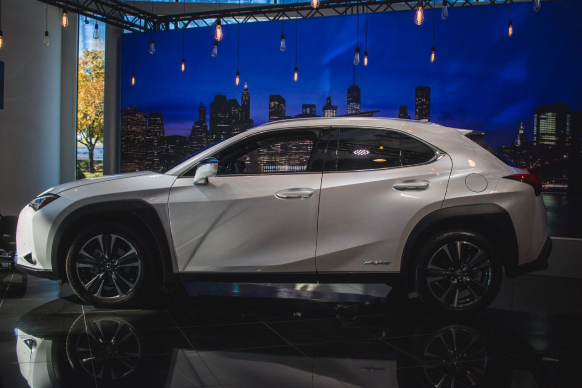 Lexus UX już w polskich salonach