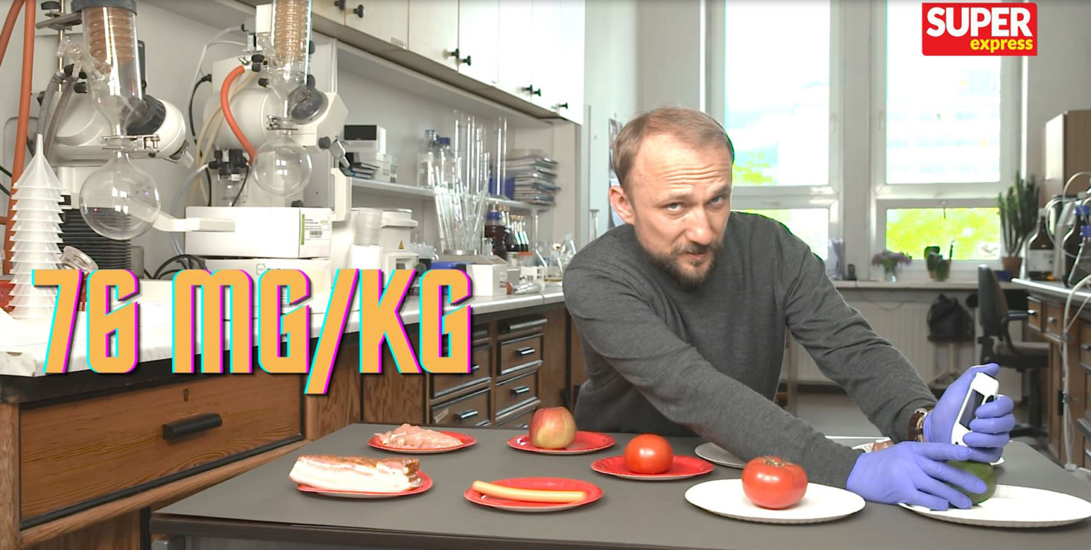Feder w akcji! W laboratorium sprawdził hit internetu