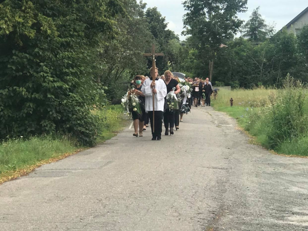 Pogrzeb zamordowanej 16-latki z Dzierzgowa. Karolinę żegna cała wieś