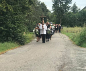 Pogrzeb zamordowanej 16-latki z Dzierzgowa. Karolinę żegna cała wieś