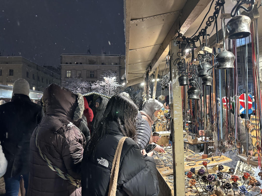 Choinka rozbłysła na Rynku Głównym. Tak wygląda Kraków w zimowej scenerii! 