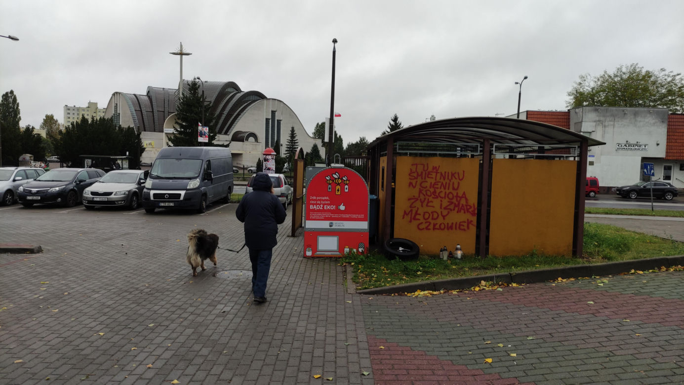 Zwłoki mężczyzny w śmietniku na terenie Torunia. Kontrowersyjny napis