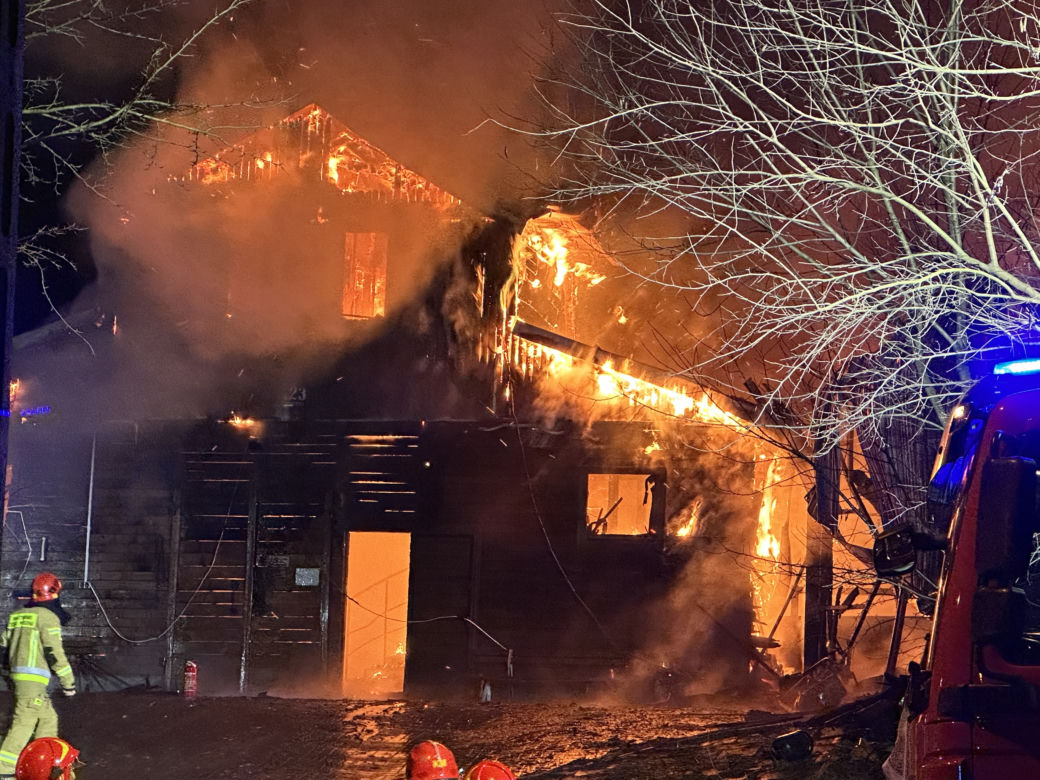  „Chwile przed tragedią miejsce tętniło życiem”. Ogromny pożar stadniny na Białołęce. Spłonęło 8 koni