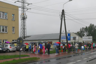 Warszawa: Ruszyła koronaszkoła! Ogromne kolejki do placówek [GALERIA] 