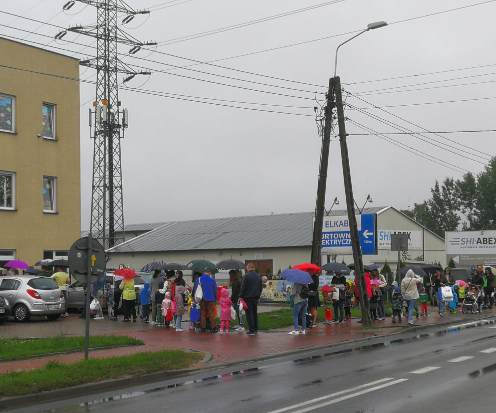 Tłumy dzieci czekały w kolejce 