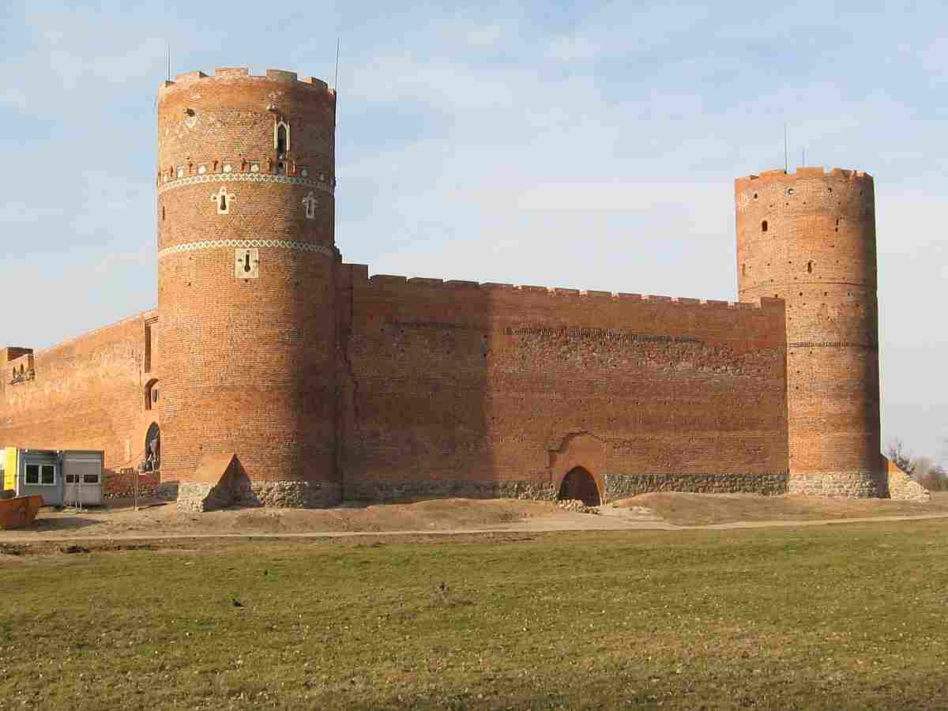 Zamek w Ciechanowie po pierwszym etapie rewitalizacj; widoczne wejscie do Domu Małego