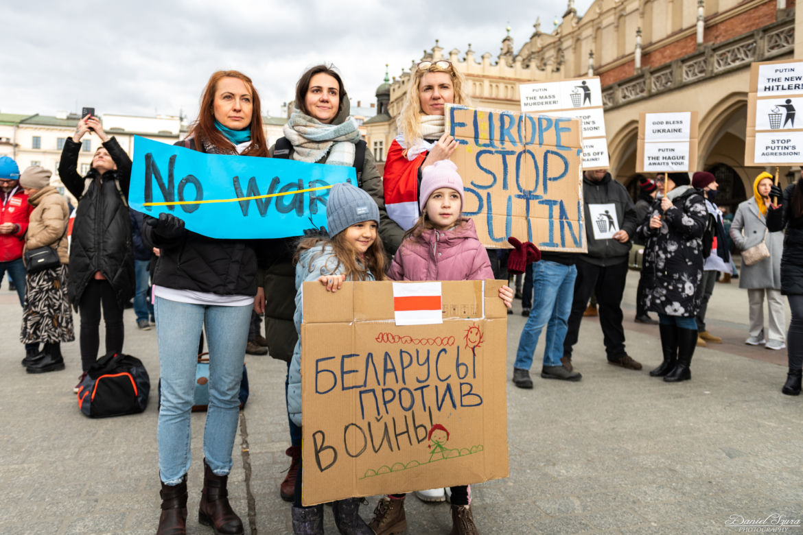Kraków solidarny z Ukrainą! Wielka manifestacja na Rynku Głównym [ZDJĘCIA]