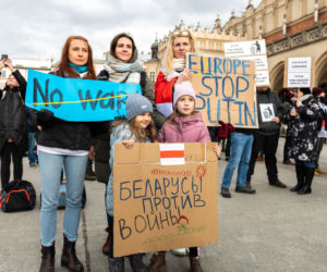 Kraków solidarny z Ukrainą! Wielka manifestacja na Rynku Głównym [ZDJĘCIA]