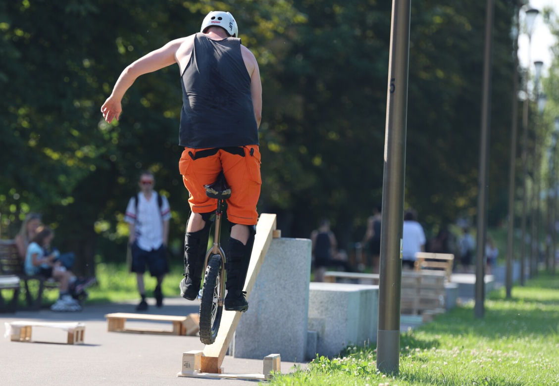 Monocyklowy trial w Parku Ludowym w Lublinie w ramach Europejskiej Konwencji Żonglerskiej