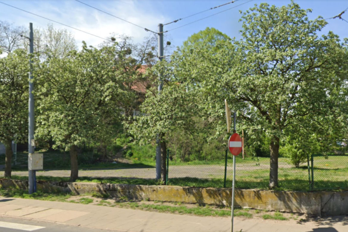 Słup wrósł w nowy budynek. Niecodzienna sytuacja w Szczecinie