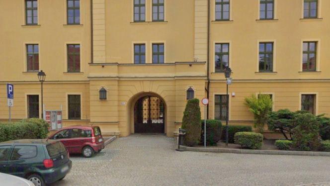 To nie muzeum ani hotel. W tym zamku w Polsce działa starostwo