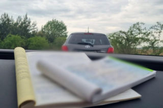 Poważne kłopoty kierowcy. Kusił policjantów z Gostynia łapówką