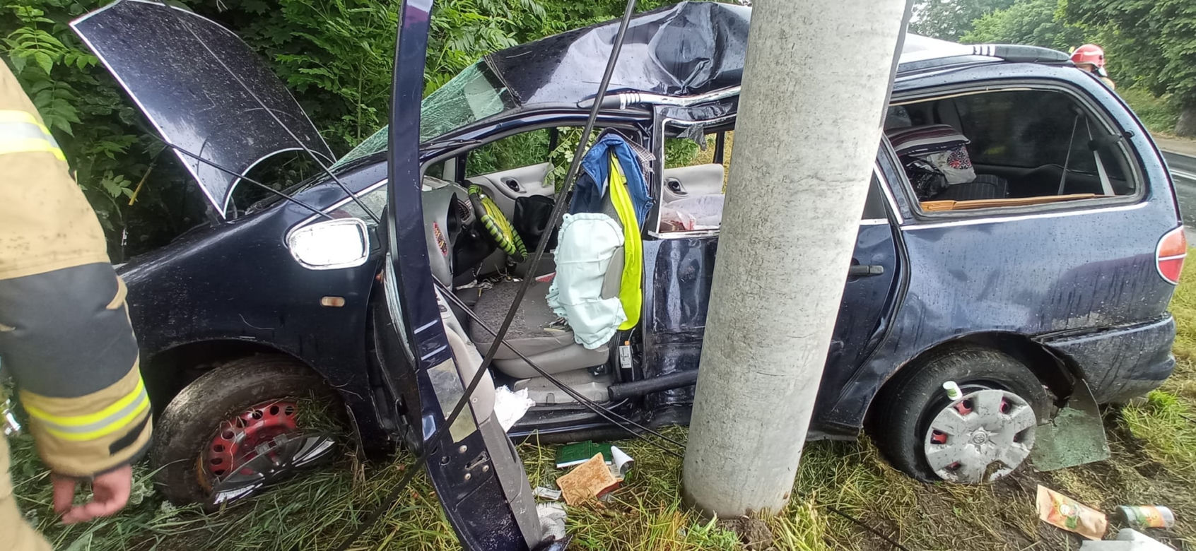 Jechali fordem, huknęli w słup. Dramat, strażacy musieli ich wycinać z wraku