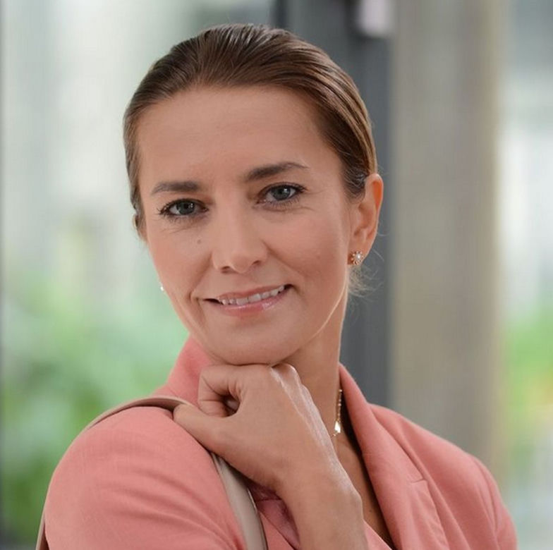 Kamilla Baar jako Sandra w Pierwsza miłość