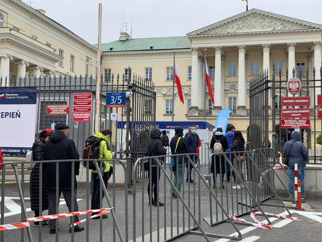 Szczepienia na pl.Bankowym w Warszawie