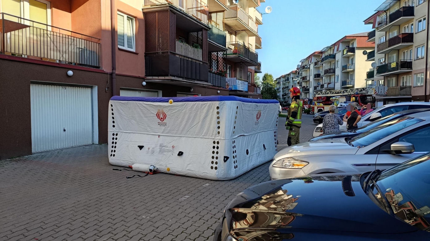 Niewiarygodne! 22-latek skoczył z drugiego piętra i uciekł do mieszkania. Co się stało w Siedlcach?