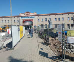 Przy dworcu w Rzeszowie brakuje stojaków na rowery. Nieoficjalnie: Miasto szuka rozwiązania