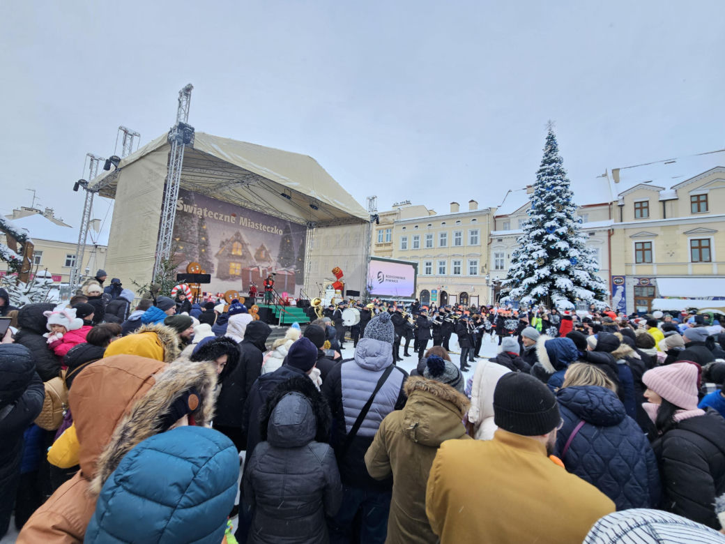 Jarmark Bożonarodzeniowy w Rzeszowie. Parada św. Mikołaj 2023 