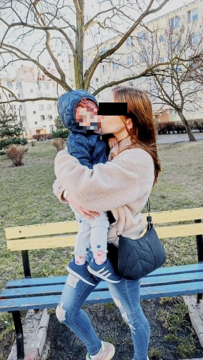 Zosia otworzyła okno na 11. piętrze. Pijana matka spała obok