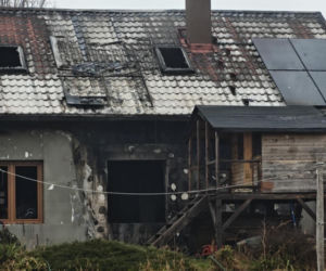 Ogień pojawił się o świcie. Rodzina straciła wszystko. Nie mają dokąd wrócić