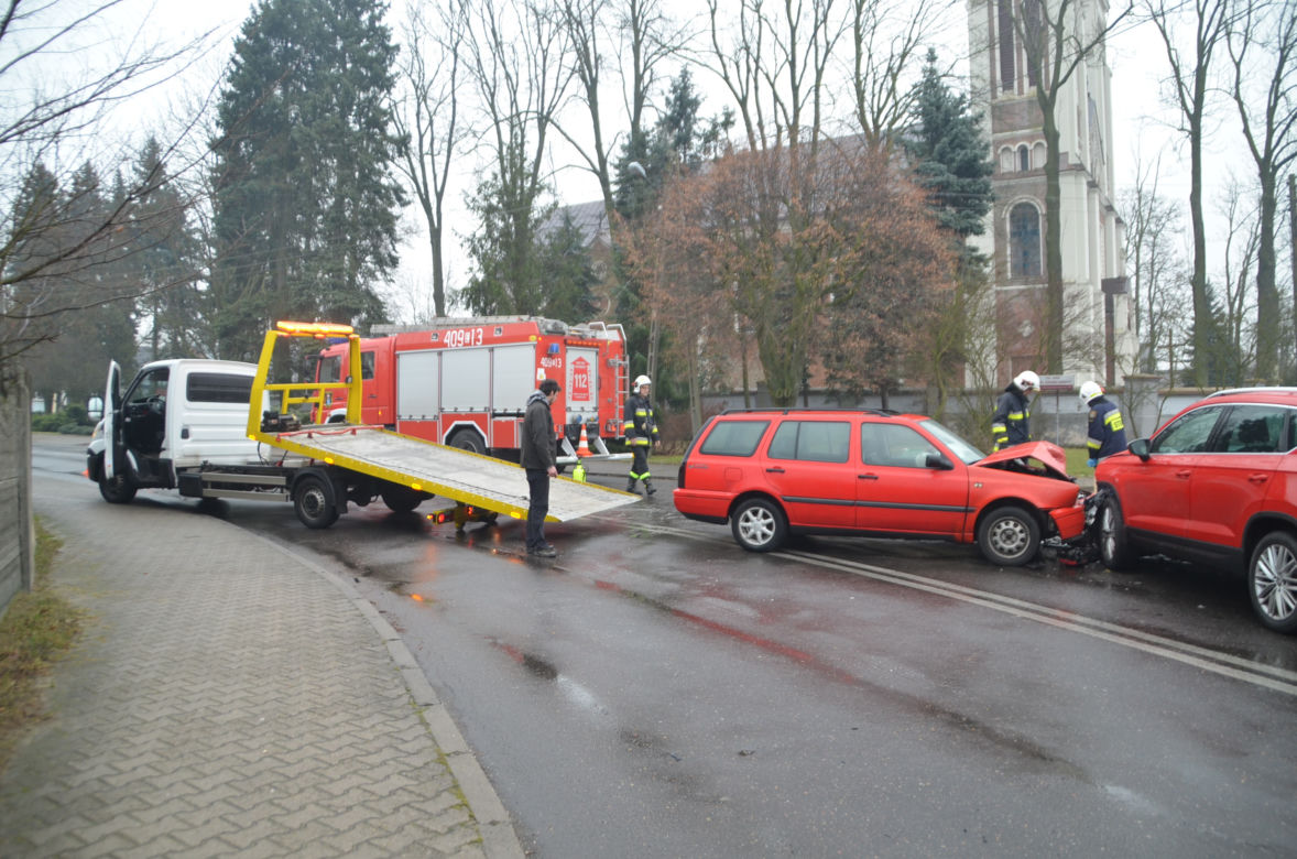 Czołowe zderzenie w Grocholicach, kobieta w ciąży w szpitalu! Wszystko przez lód