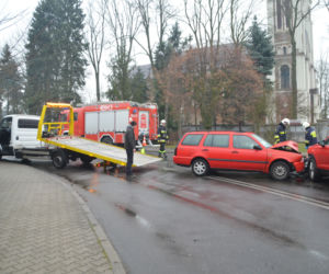 Czołowe zderzenie w Grocholicach, kobieta w ciąży w szpitalu! Wszystko przez lód