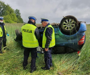 Kozłowo: Mercedes UDERZYŁ w drzewo! NIE ŻYJE 28-latek, który WYPADŁ z pojazdu!