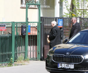 Jarosław Kaczyński na cmentarzu nie był sam. Pewna kobieta nie odstępowała go na krok