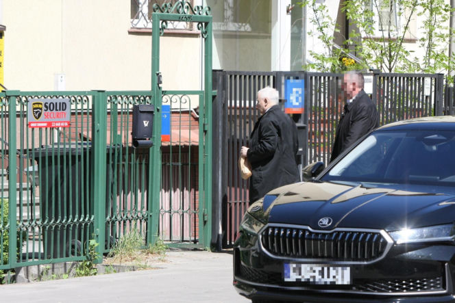 Jarosław Kaczyński na cmentarzu nie był sam. Pewna kobieta nie odstępowała go na krok