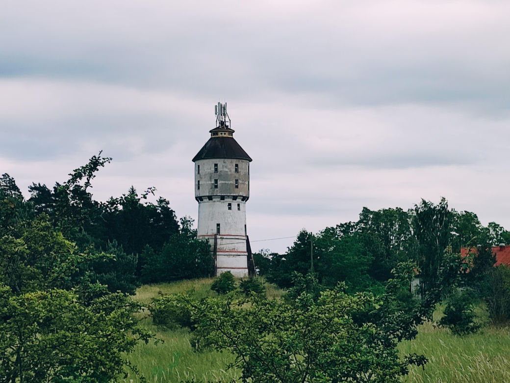 Prawie jak dom Muminków. Zabytkowa wieża na Mazurach zachwyca