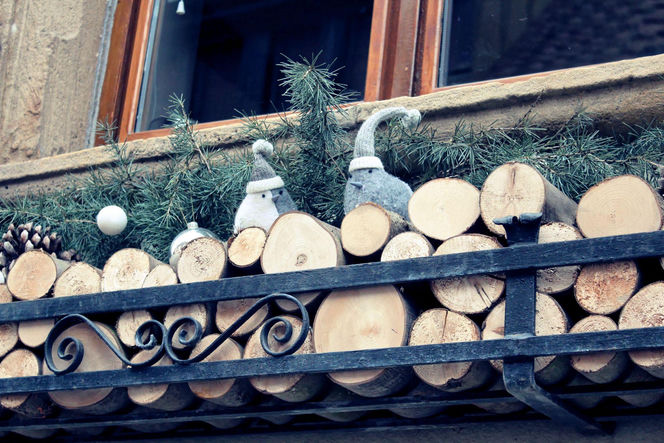 Zewnętrzne dekoracje okien na Boże Narodzenie