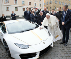 Papież sprzedaje swoje Lambo