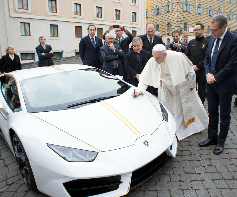 Papież sprzedaje swoje Lambo