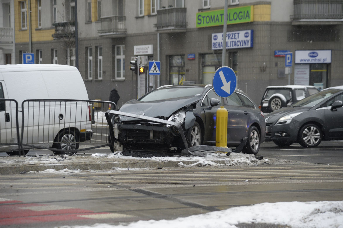 Warszawa. Wypadek na skrzyżowaniu ulic: alei Solidarności i ulicy Jagielońskiej.