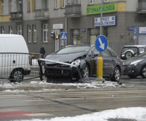 Warszawa. Wypadek na skrzyżowaniu ulic: alei Solidarności i ulicy Jagielońskiej.