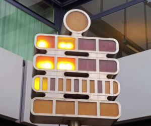 Mengenlehruhr – matematyczny zegar świetlny przy Budapester Str.