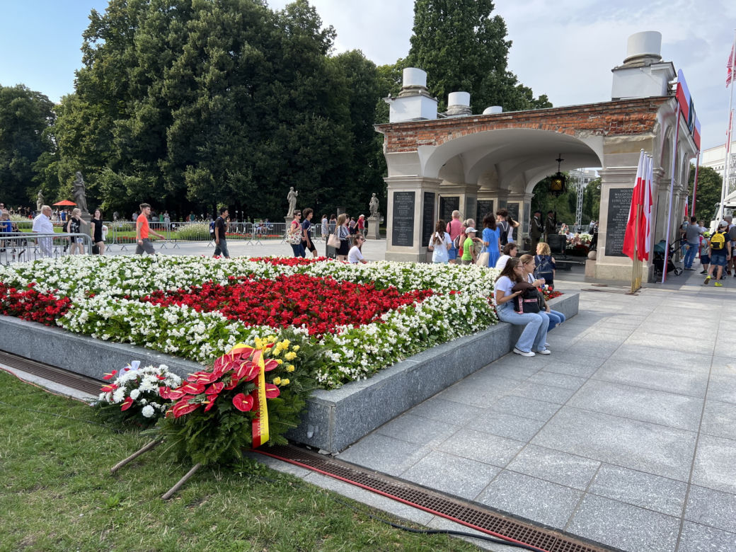 Wieniec od prezydenta Rafała Trzaskowskiego leży pod klombem. Co się stało przy Grobie Nieznanego Żołnierza?