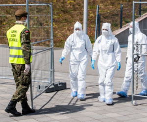 Testy na koronawirusa pod stadionem [ZDJĘCIA]